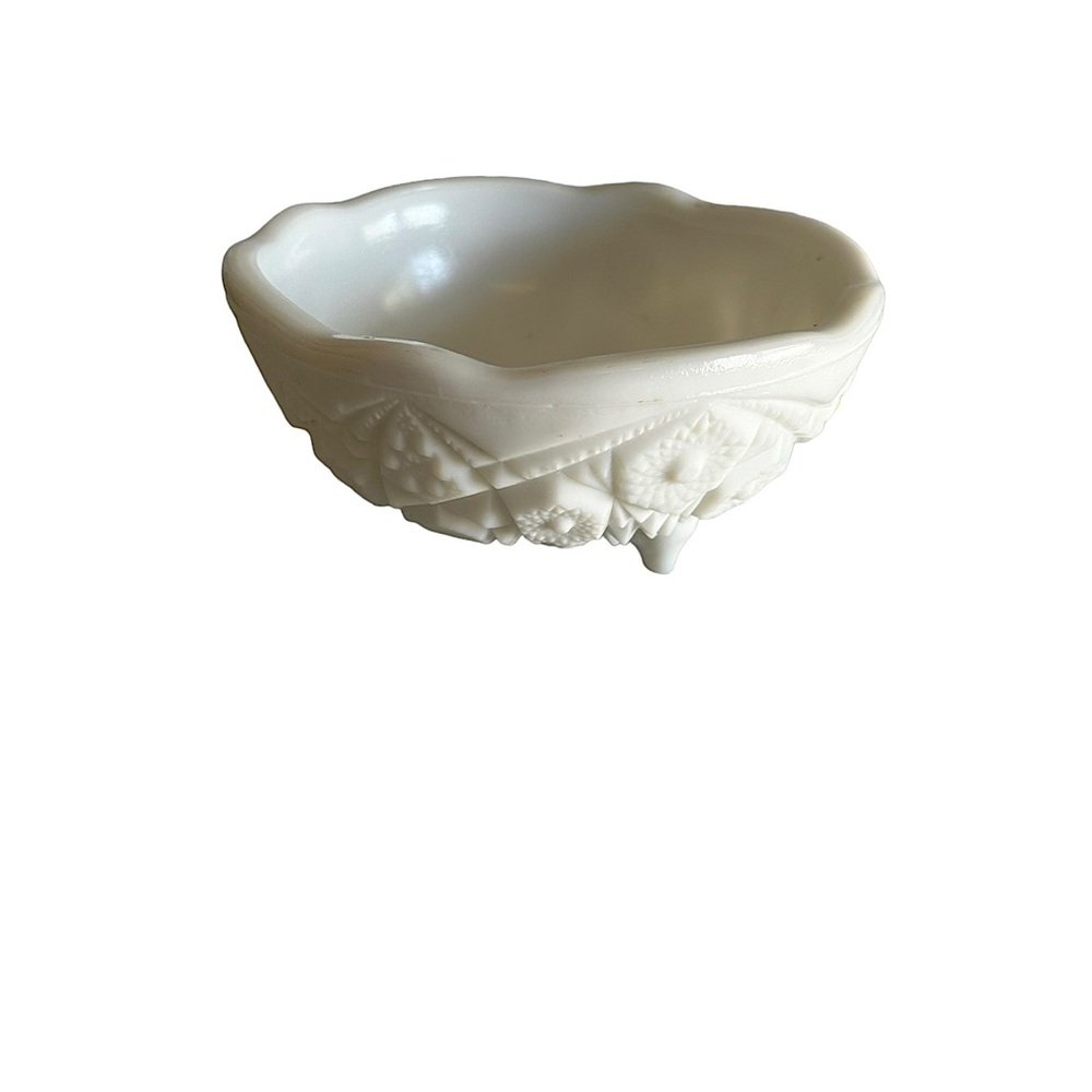 VINTAGE KEMPLE MILK GLASS BOWL HOBSTAR FINECUT SCALLOPED RIM 7”